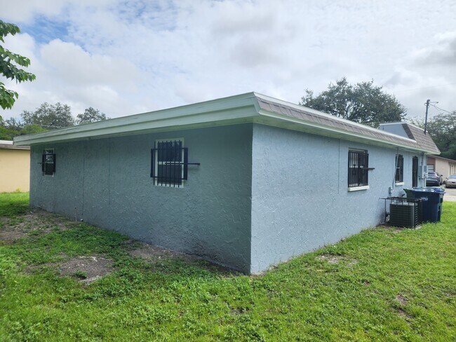 Foto del edificio - 9814 N 11th St