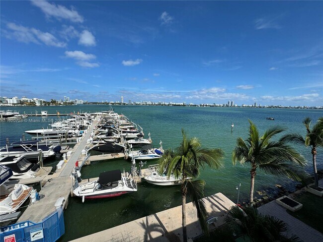 Foto del edificio - 7601 E Treasure Dr