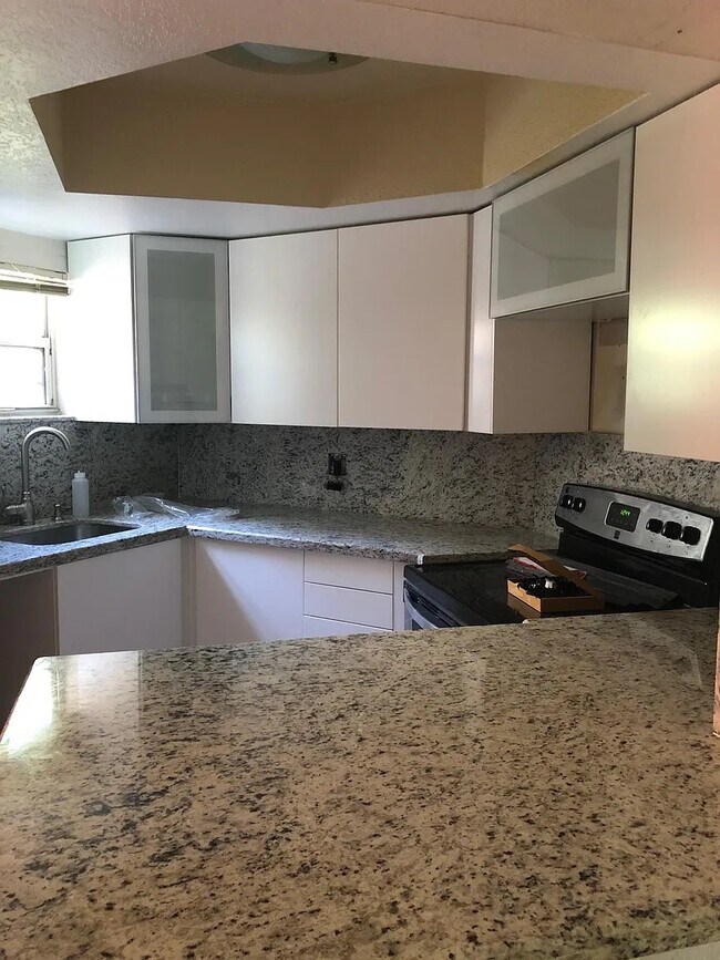 Foto del edificio - 8255 Lake Dr