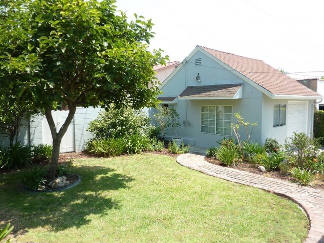 Building Photo - 204 S Palm Dr