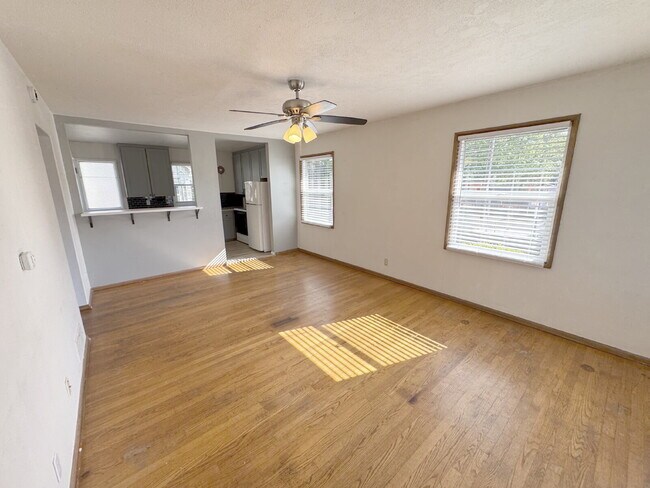 Building Photo - 1 Bed First Floor Quadplex Unit