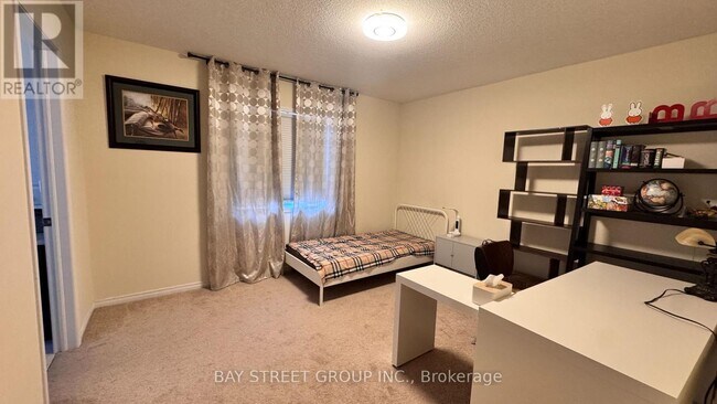 Photo du bâtiment - 8859 Dogwood Cres