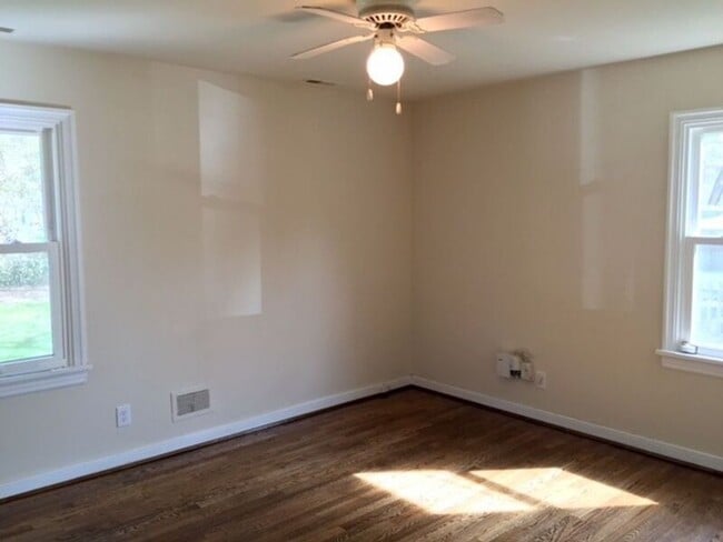 Building Photo - 925 Barlen Dr