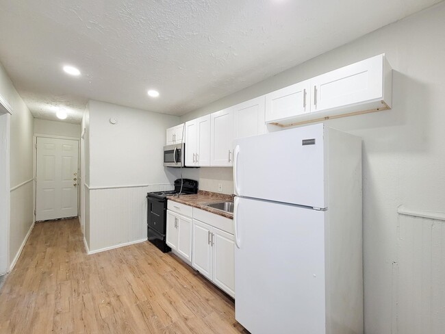 Building Photo - 711 Ave A Ave