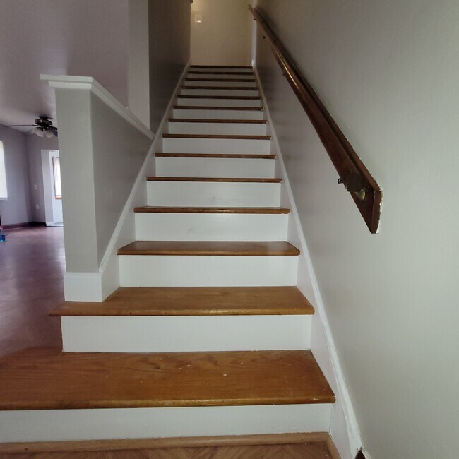 Escaleras - 4235 Chester Dr