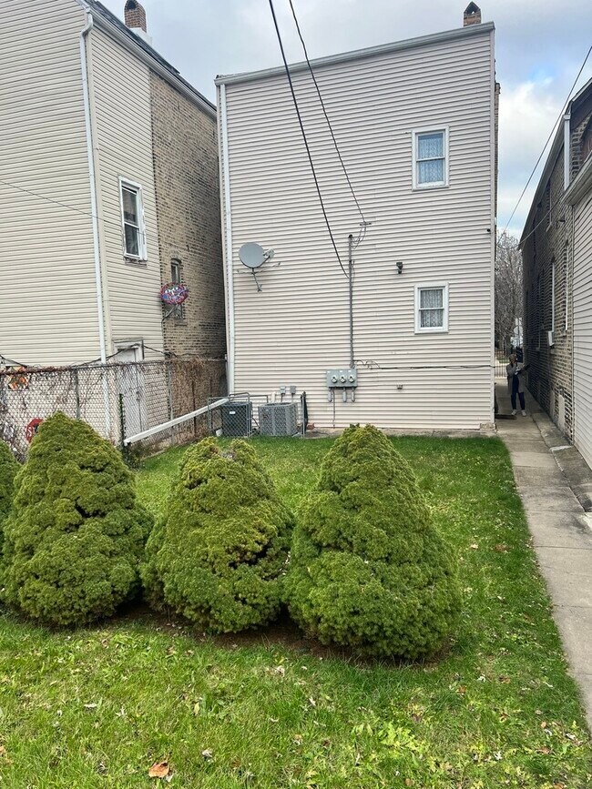 932 N Washtenaw Ave Unit 2, Chicago, IL 60622 Condo for Rent in