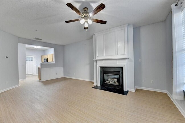 Foto del edificio - 229 Riverstone Commons Cir