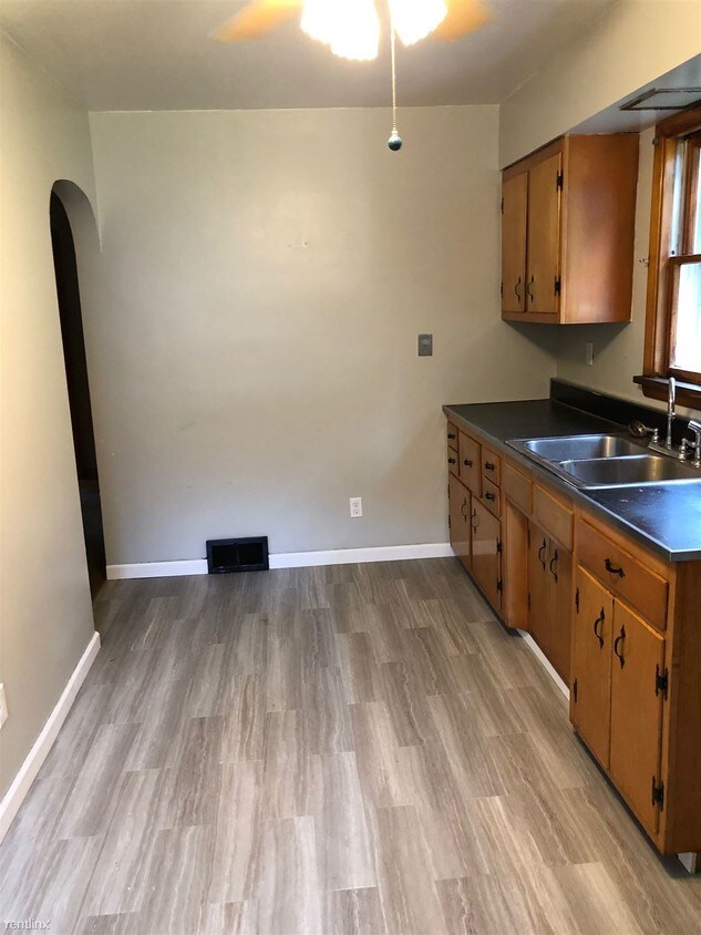 Building Photo - 3 br, 1 bath House - 522 N 12th St