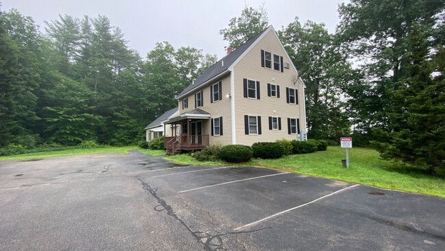 Building Photo - Very Large 4 Bedroom/1 Bath Apartment - He...