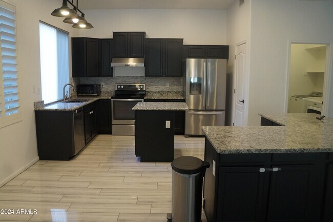 Building Photo - 948 W Ebony Dr