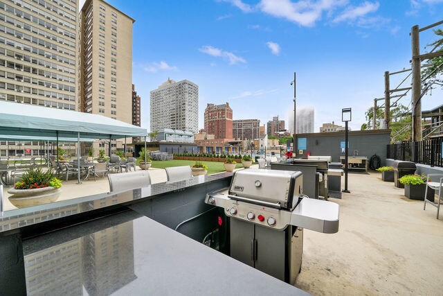 Foto del edificio - 655 W Irving Park Rd