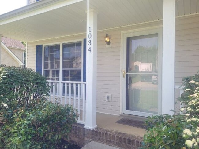 Foto del edificio - Charming 3-Bedroom Home with Spacious Livi...