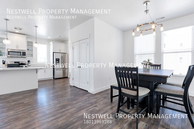 Building Photo - Spacious Daybreak Townhome
