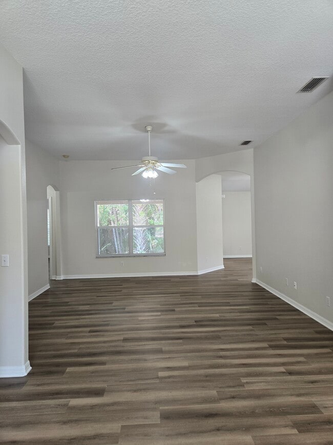 Building Photo - 20 Manderley Ln