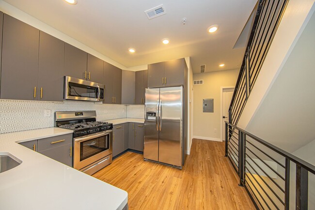 Photo - 2402 W Jefferson St Apartment