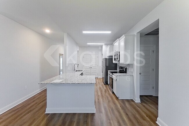 Foto del edificio - 8041 Hendrick Dr