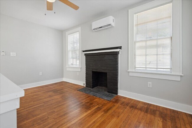 Building Photo - 3 Bedroom, 2 Bathroom Home with Fenced Yar...