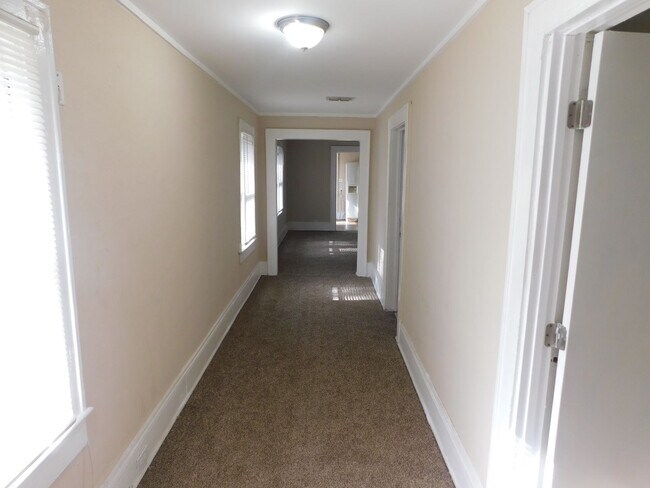 Foto del edificio - Three Bedroom 1 Bath on quiet street