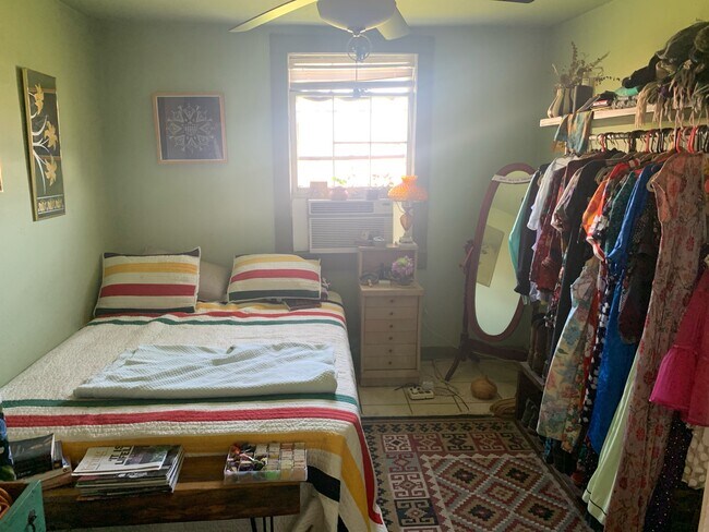 bedroom - 522 Tricou St