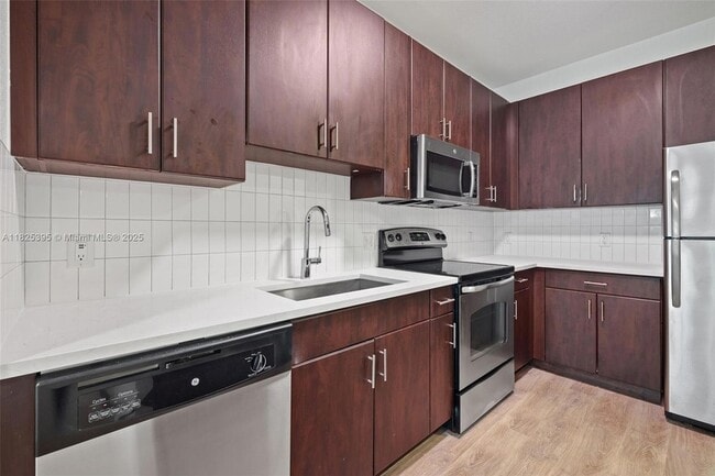 Foto del edificio - 10170 SW 7th St