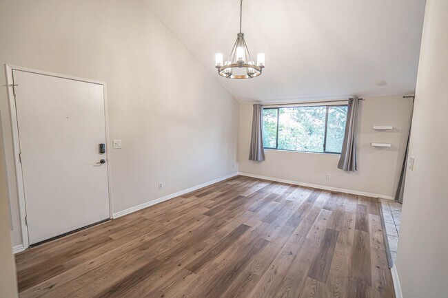 Foto del edificio - COMING SOON! 3 Bedroom Townhome for Rent i...