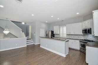 Building Photo - 1016 Studer St