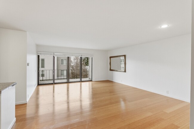 Foto del edificio - 6333 Lake Washington Blvd NE