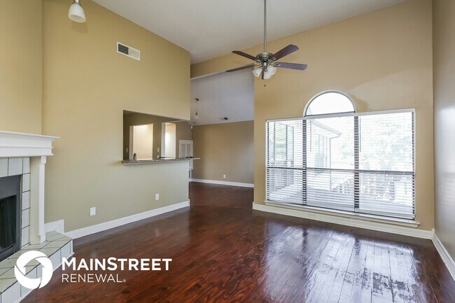 Building Photo - 1725 Medina Dr