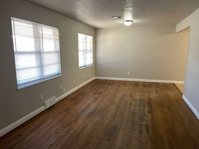 Photo - Close to Highways and shopping! Cute and c... House