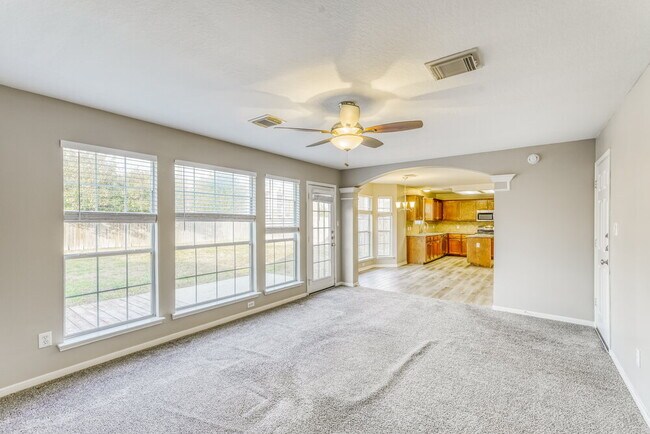 Foto del edificio - 519 Holly Crest Dr