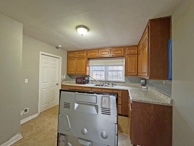 Building Photo - Cute, Clean, and Updated! 3 Bed/1 Bath nea...