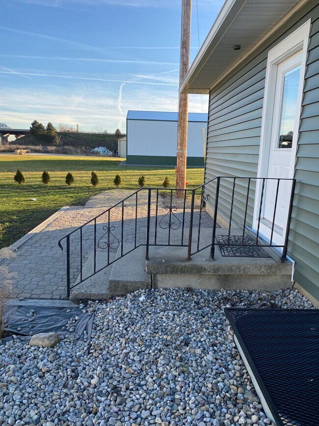 Building Photo - 105 Wapak St