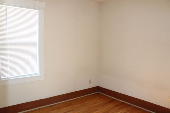 Building Photo - 411 E Plum St