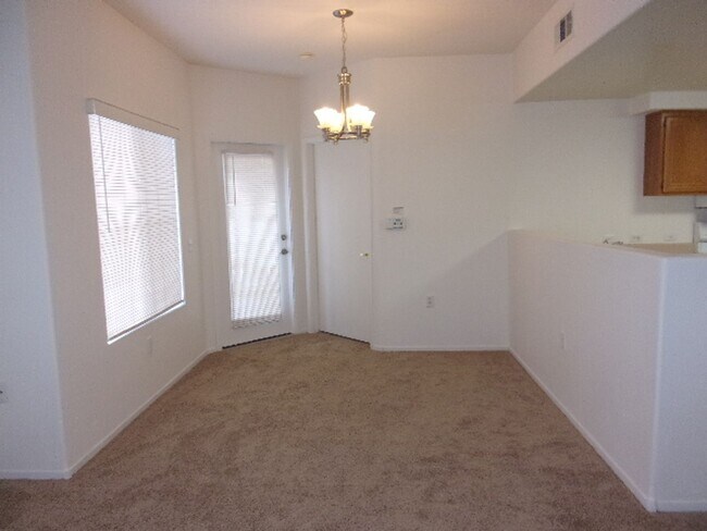 Foto del edificio - First floor two bedroom in gated Silverado Ranch community