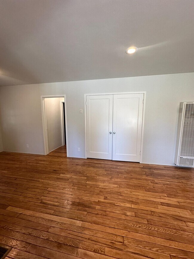 Building Photo - 2627 N Thorne Ave