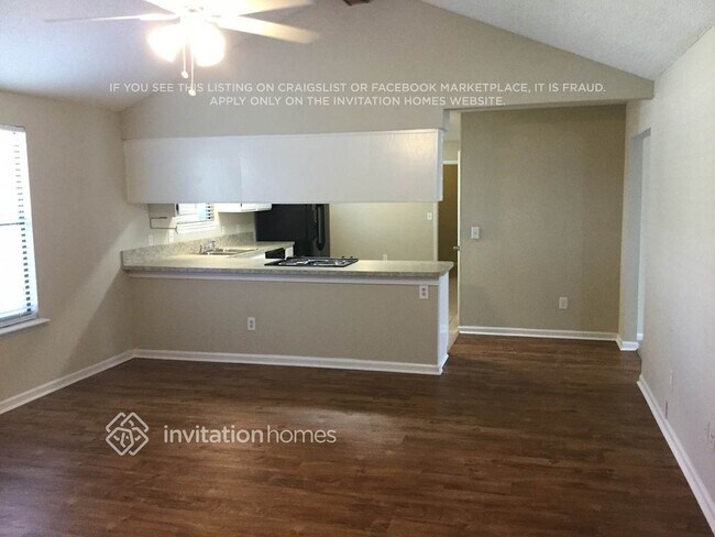 Foto del edificio - 10853 Crosstie Rd W