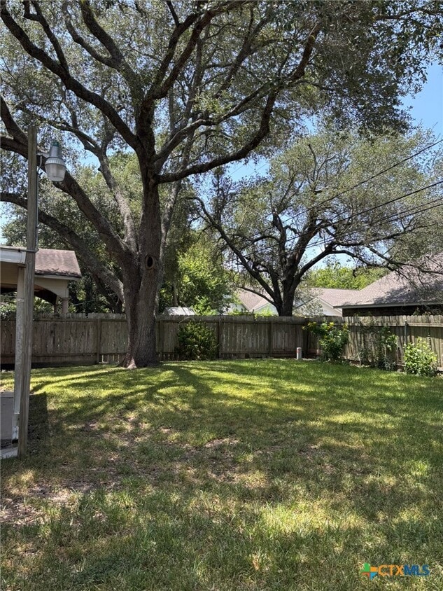 Building Photo - 417 Ivanhoe Dr