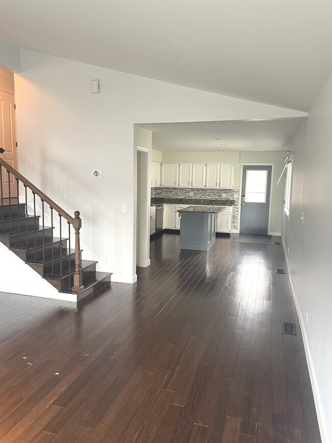 Building Photo - 566 Comstock Ave