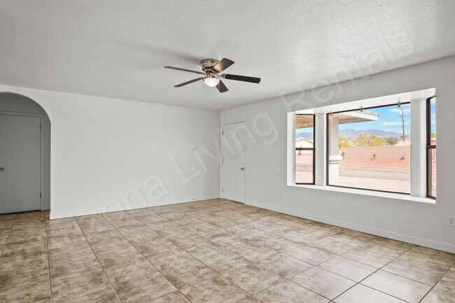 Foto del edificio - 2699 Smoketree Ave N