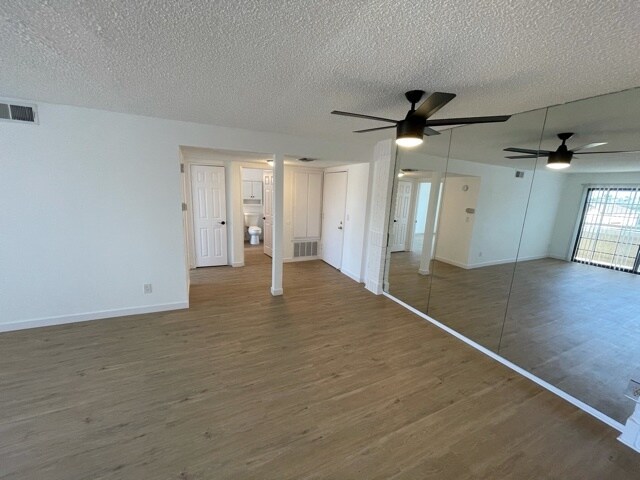 Foto del edificio - 1636 S Barrington Ave