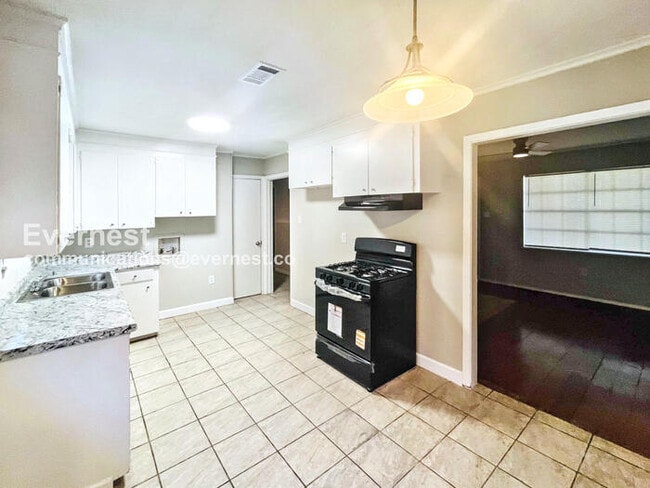 Building Photo - 3010 Center St