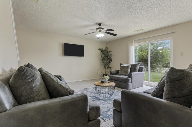 Foto del edificio - Charming 7-Bedroom Home in a Prime San Antonio Location!