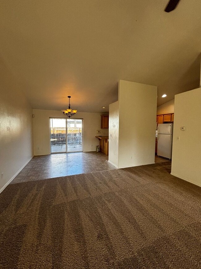 Building Photo - SE Bend House, Gas Heat/Fireplace, Fenced Yard, Dbl. Garage, Pets Considered!