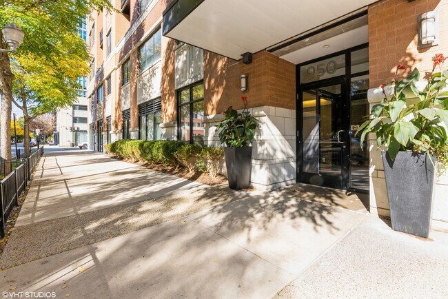 Building Photo - 950 W Leland Ave