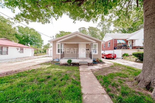 Building Photo - 812 N Elm Ave