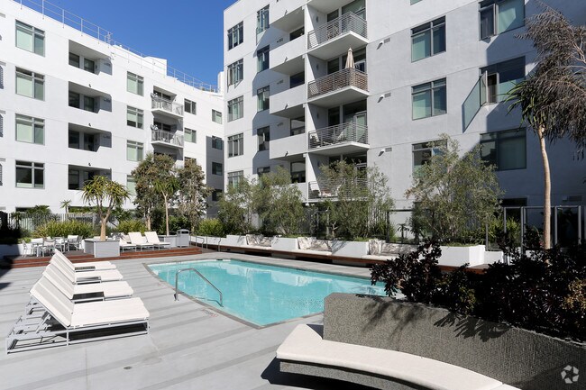 The Avenue Hollywood Apartments Ca Building Photo The Avenue Hollywood