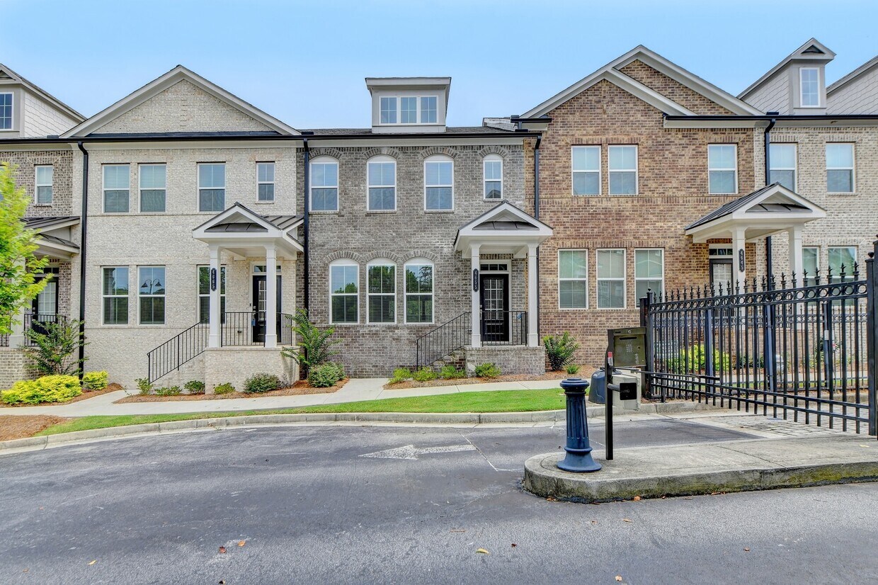 Primary Photo - 4655 White St