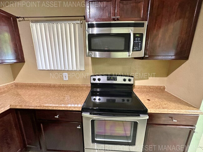 Building Photo - Charming 2-Bed, 2-Bath Home with Fenced Yard in Miramar!