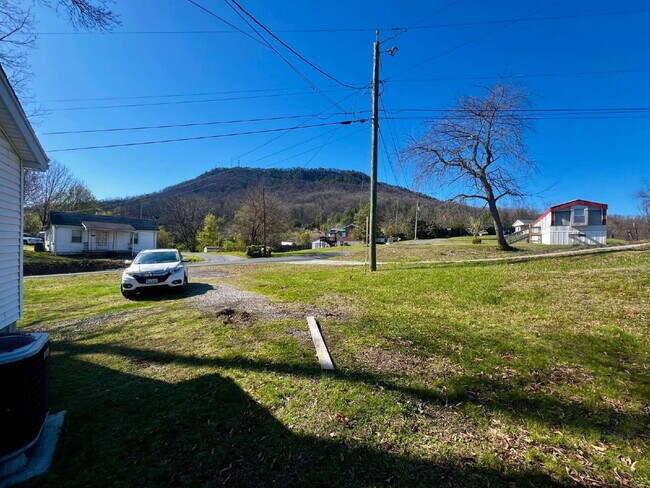Foto del edificio - One Bedroom / One Bath Home on Large Lot