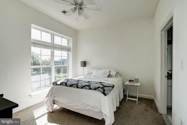 Foto del edificio - 820 Belmont Bay Dr